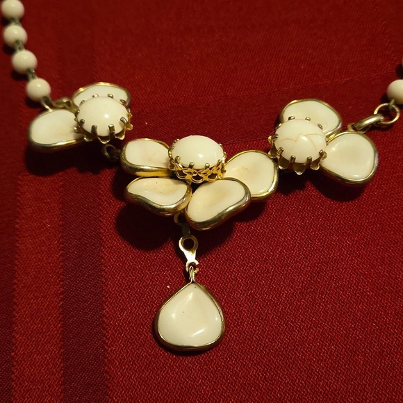 Vintage 1950's Coro poured milk glass half-Camellia pendant with beads - Picture 2 of 7